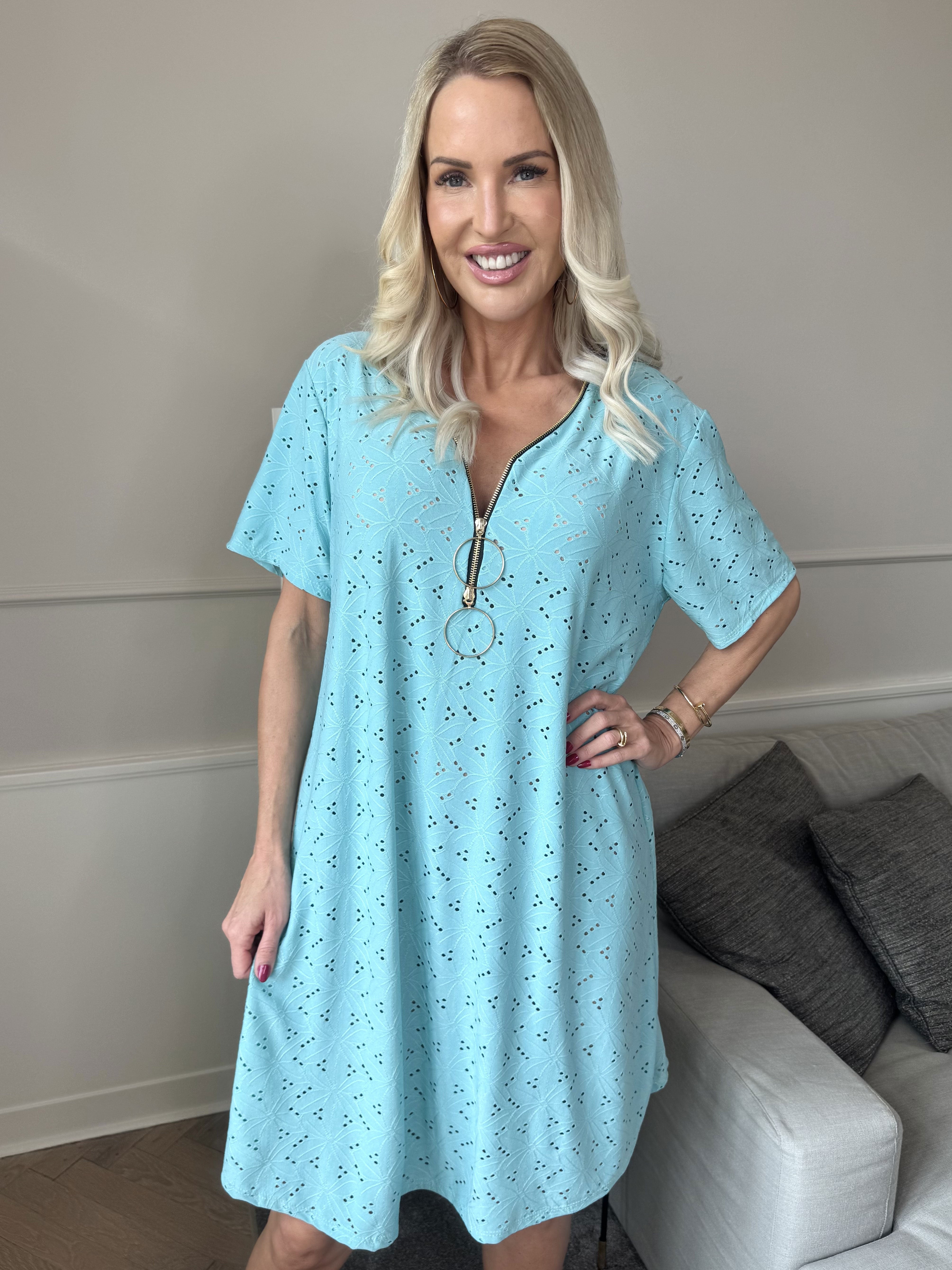 Liba - Mjuk elastisk klänning i broderie anglaise med dragkedja